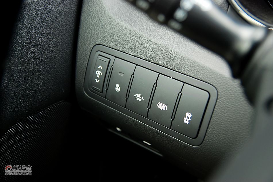 凯尊2.4L旗舰型内饰