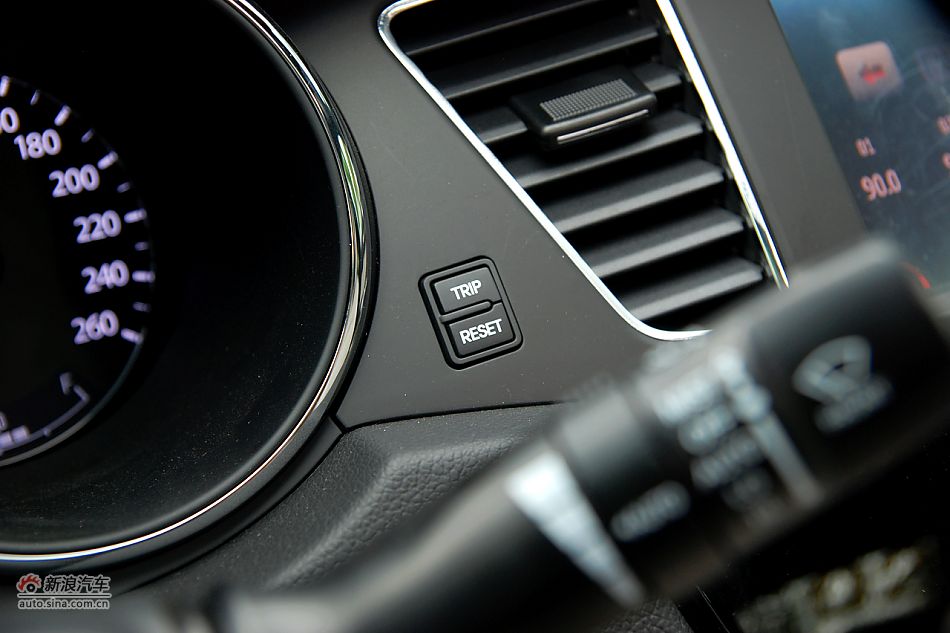 凯尊2.4L旗舰型内饰