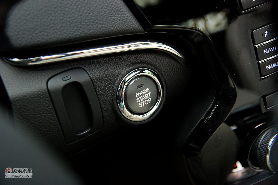 凯尊2.4L旗舰型内饰