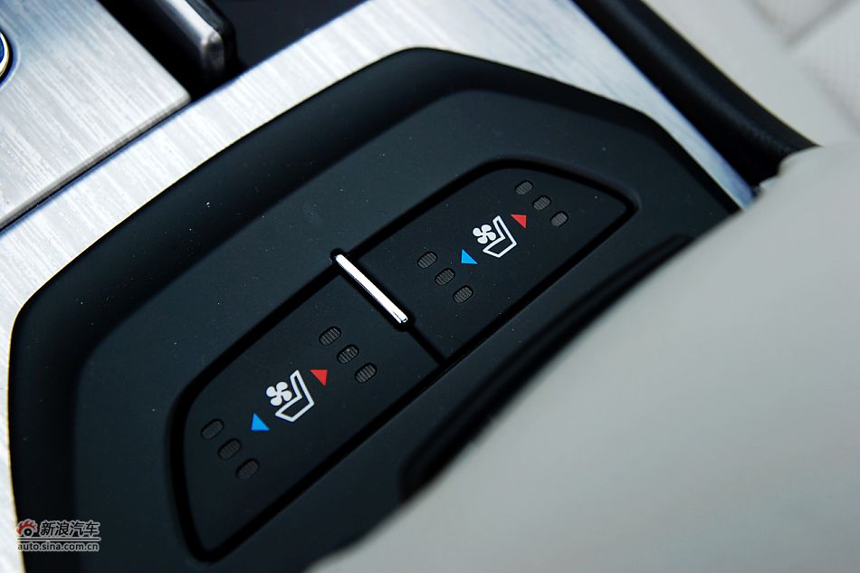 凯尊2.4L旗舰型内饰