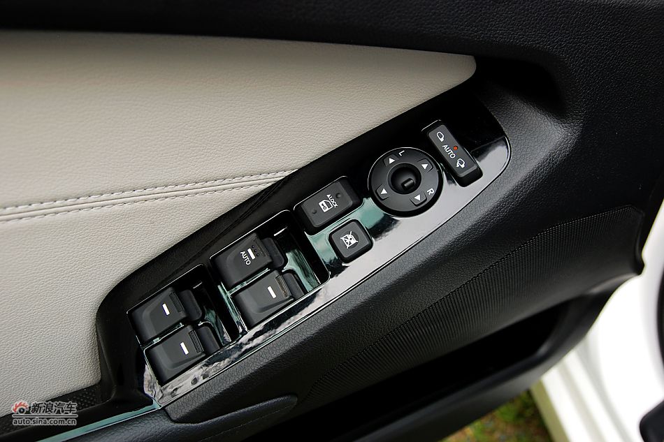 凯尊2.4L旗舰型内饰