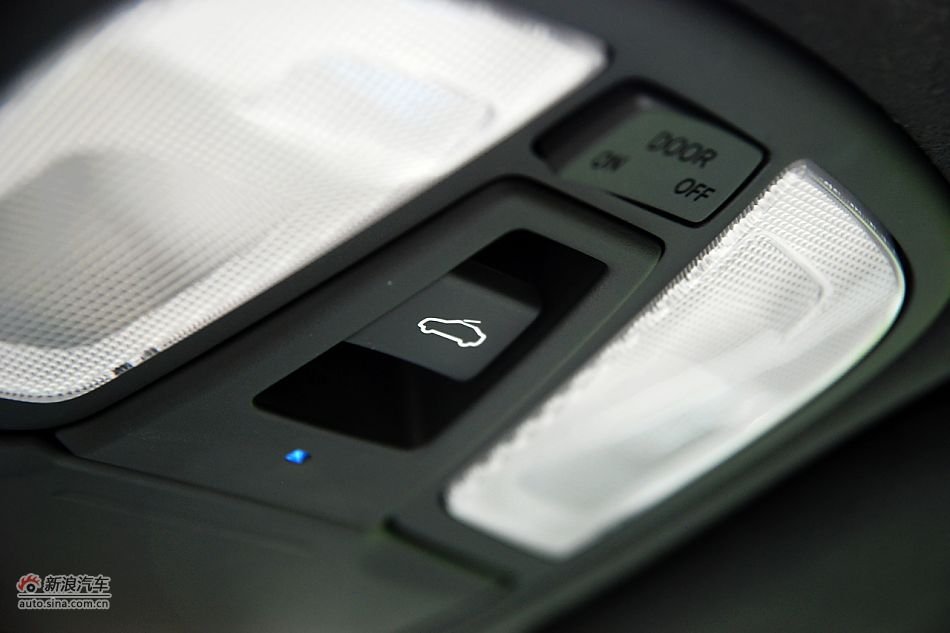 凯尊2.4L旗舰型内饰