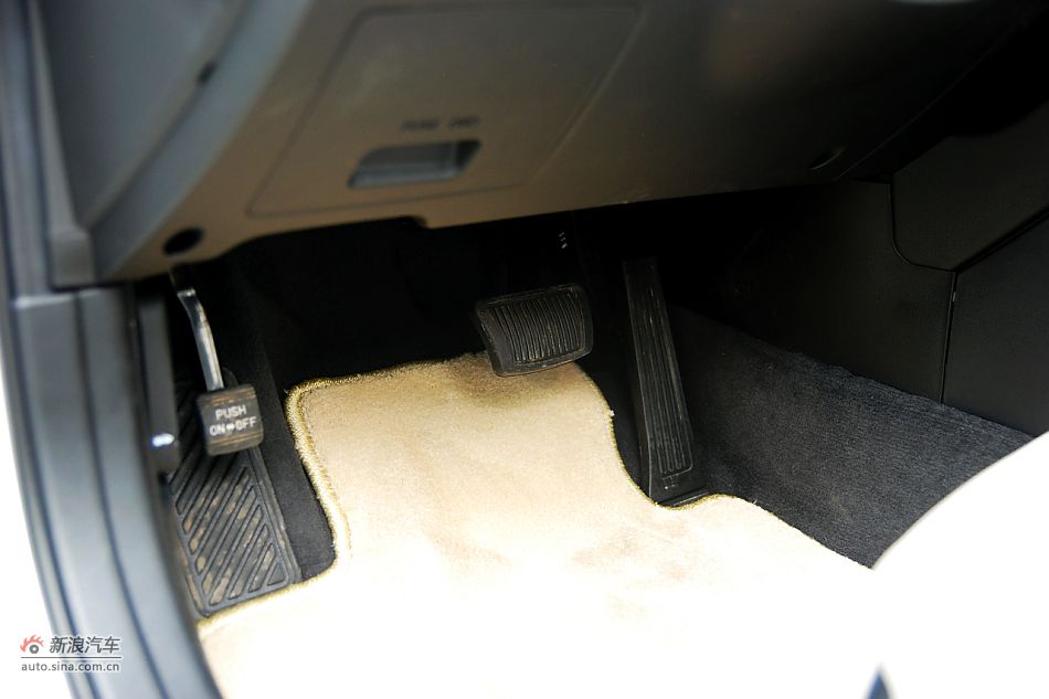 凯尊2.4L旗舰型内饰