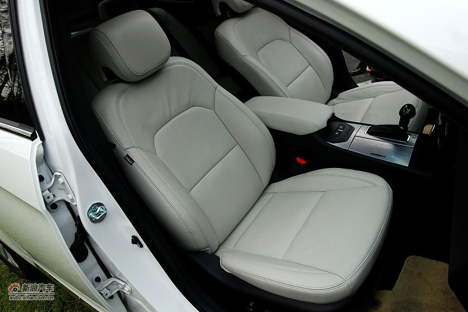 凯尊2.4L旗舰型内饰