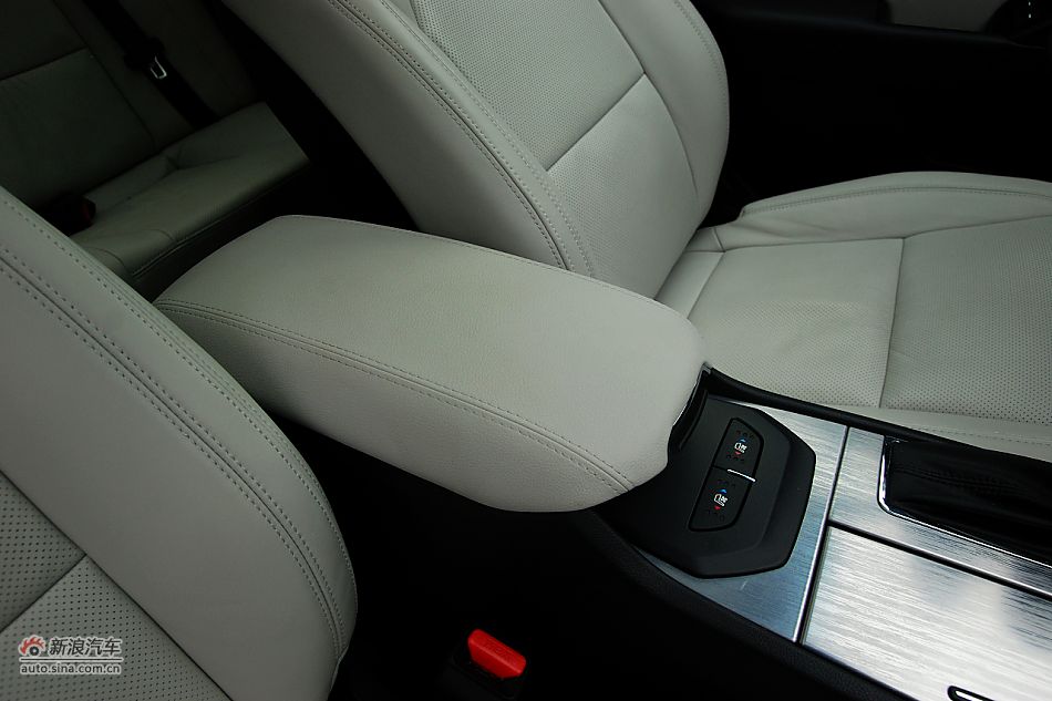 凯尊2.4L旗舰型内饰