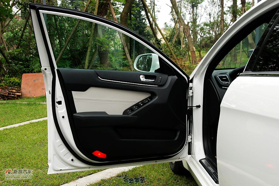 凯尊2.4L旗舰型内饰