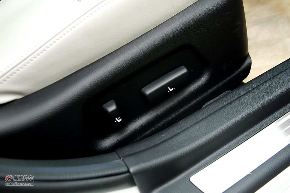 凯尊2.4L旗舰型内饰