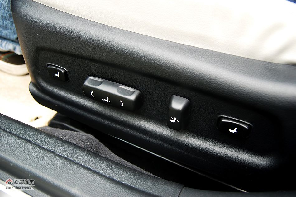 凯尊2.4L旗舰型内饰