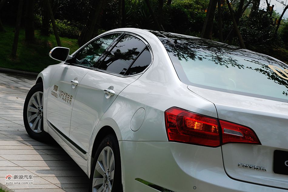 凯尊2.4L旗舰型外观