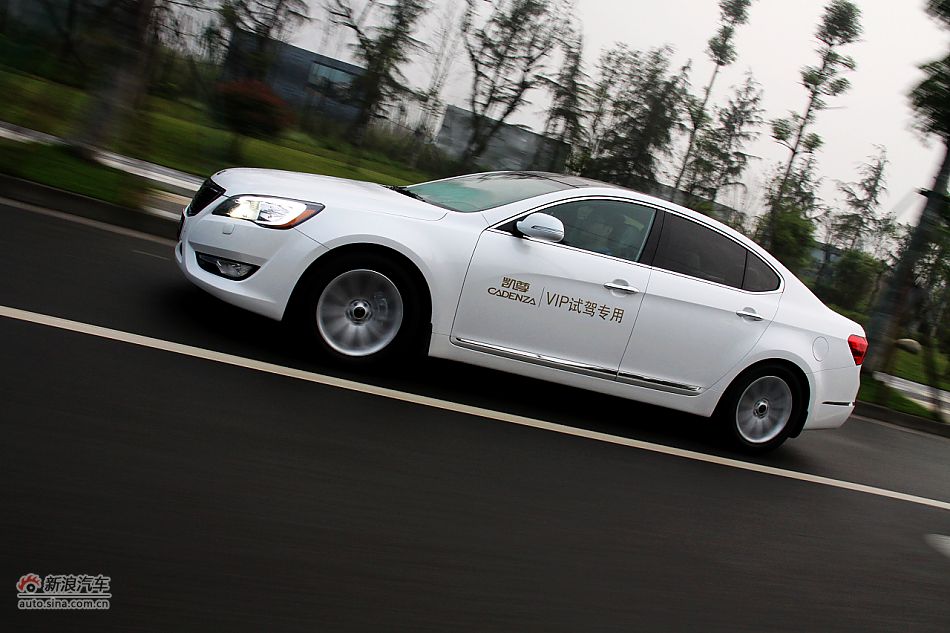 凯尊2.4L旗舰型动态实拍图