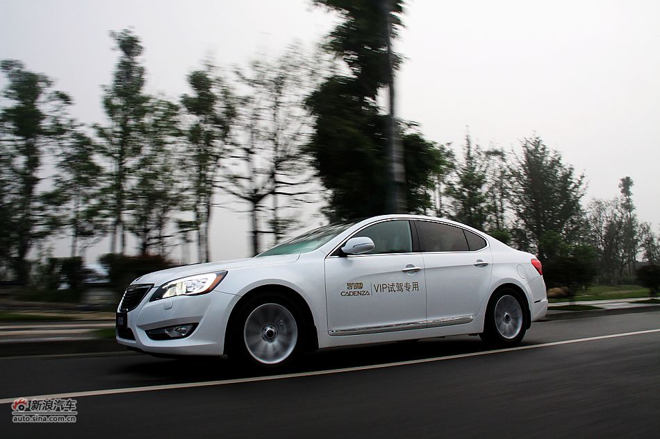 凯尊2.4L旗舰型动态实拍图