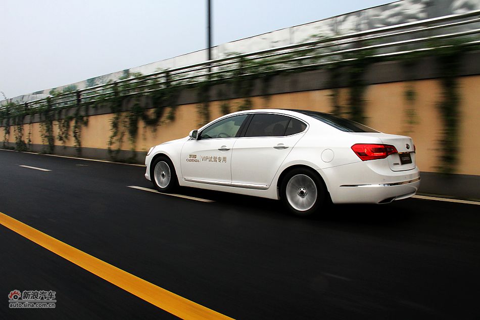 凯尊2.4L旗舰型动态实拍图