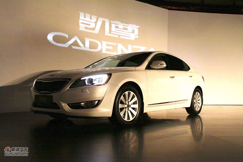 进口起亚凯尊上市现场图