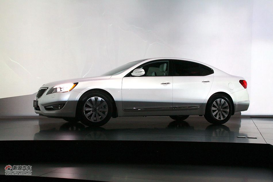 进口起亚凯尊上市现场图