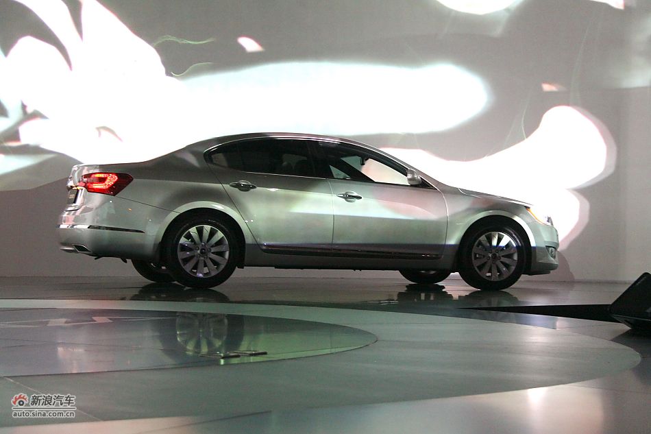 进口起亚凯尊上市现场图