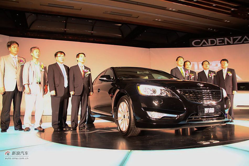 进口起亚凯尊上市现场图