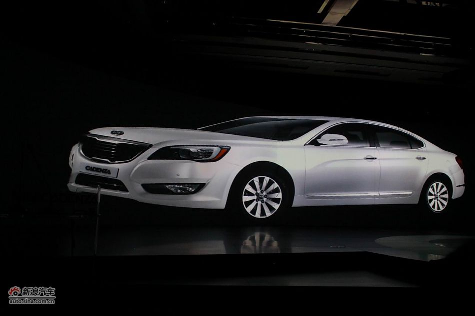 进口起亚凯尊上市现场图