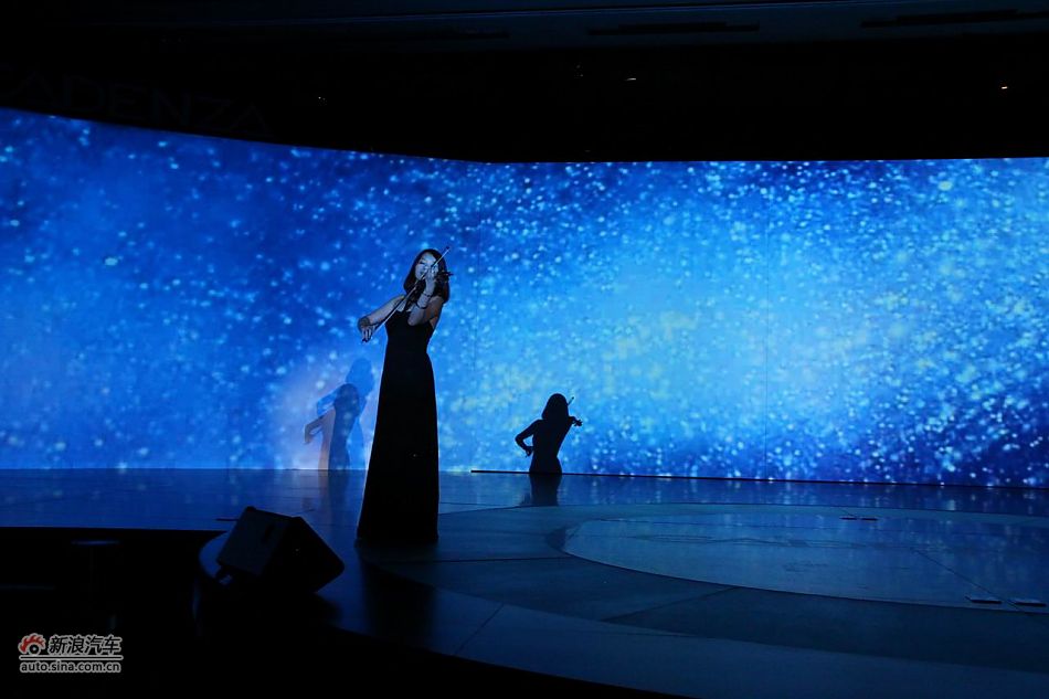 进口起亚凯尊上市现场表演图