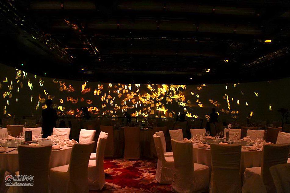 进口起亚凯尊上市现场图