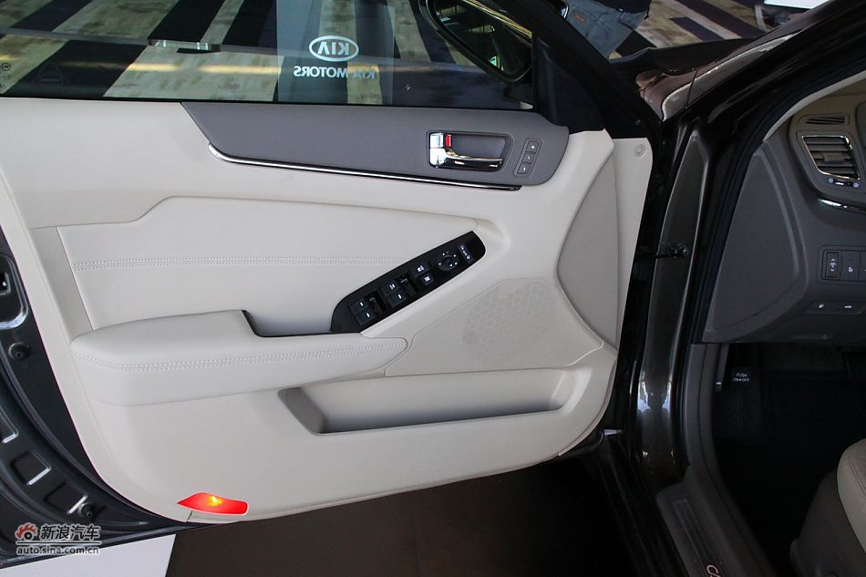 进口起亚凯尊上市现场图