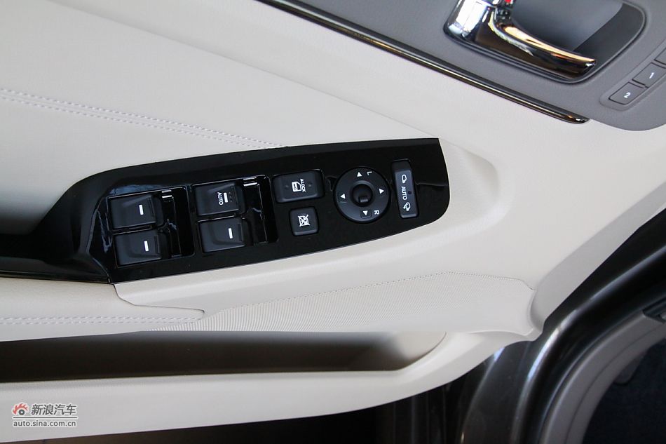 进口起亚凯尊上市现场图