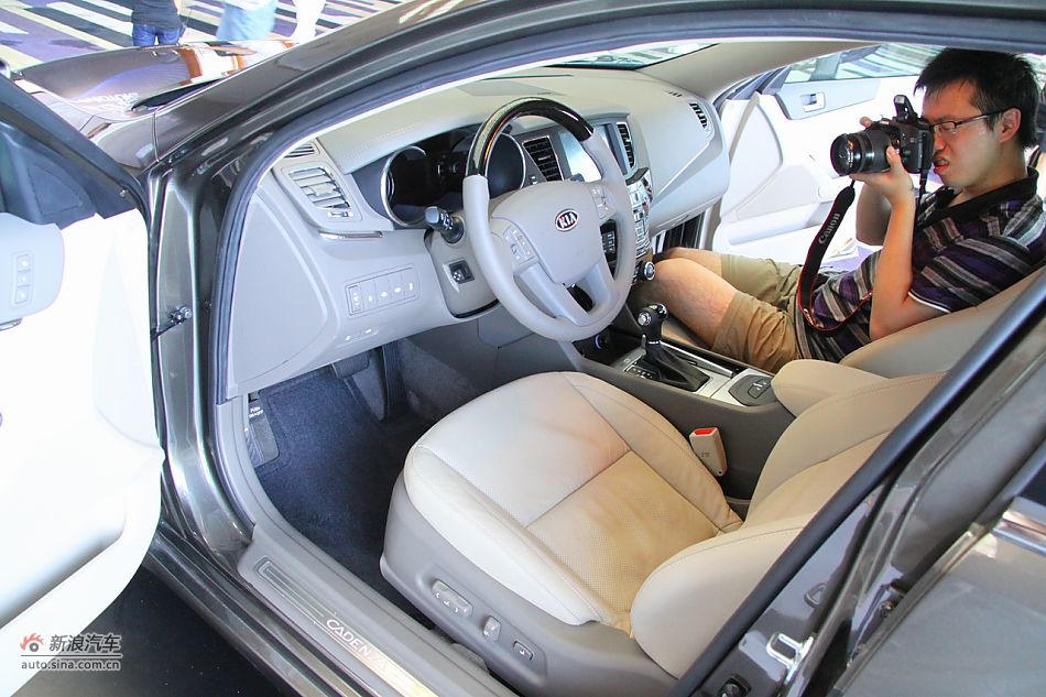 进口起亚凯尊上市现场图