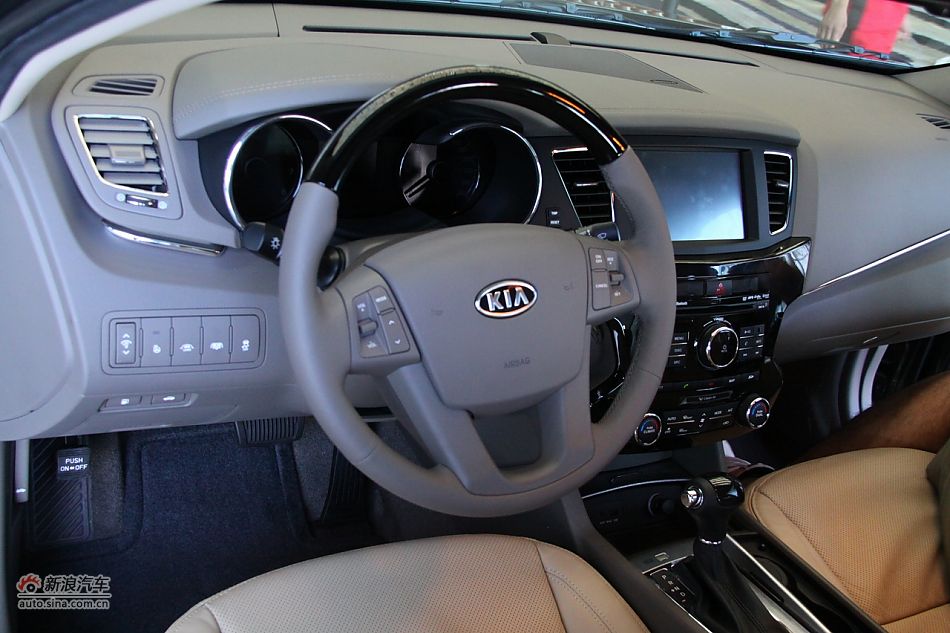 进口起亚凯尊上市现场图