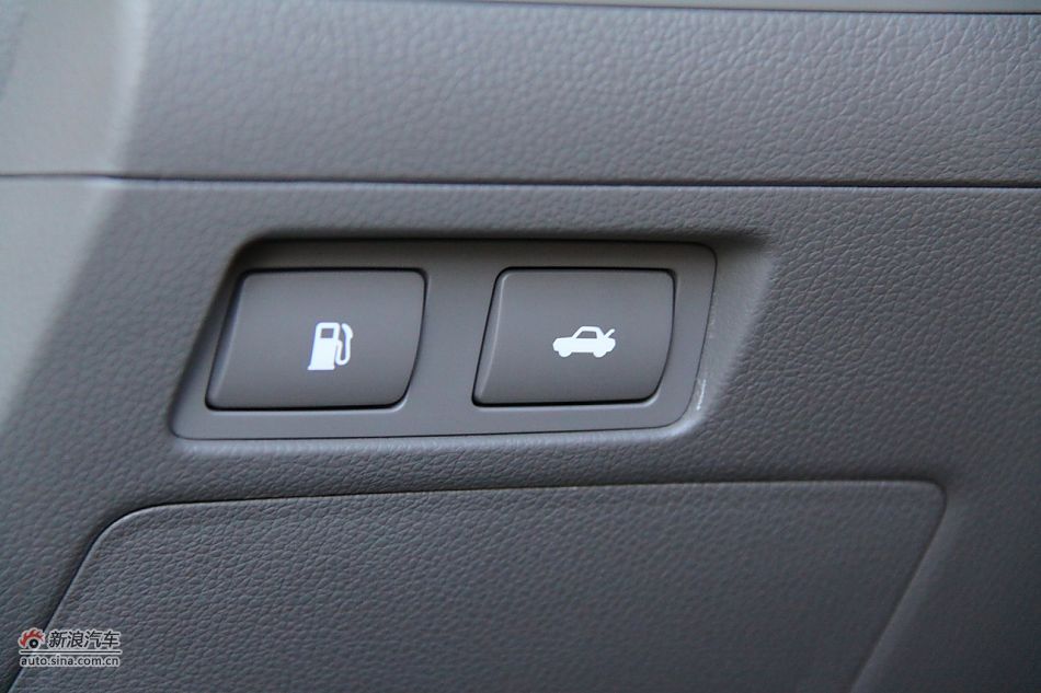 进口起亚凯尊上市现场图