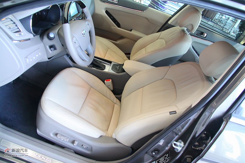 进口起亚凯尊上市现场图