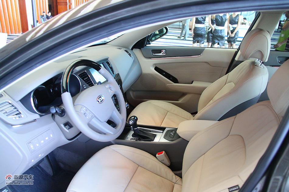 进口起亚凯尊上市现场图