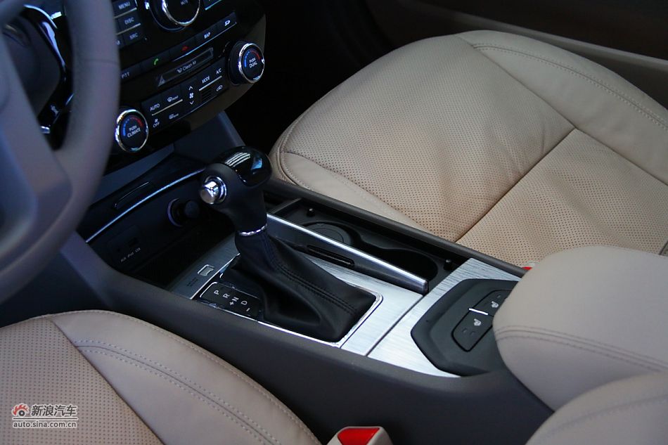 进口起亚凯尊上市现场图