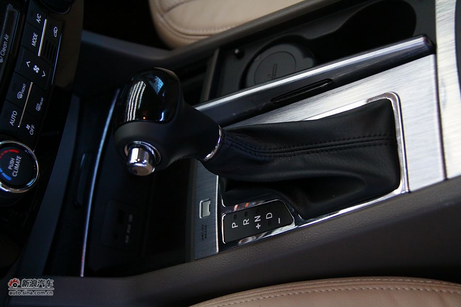 进口起亚凯尊上市现场图