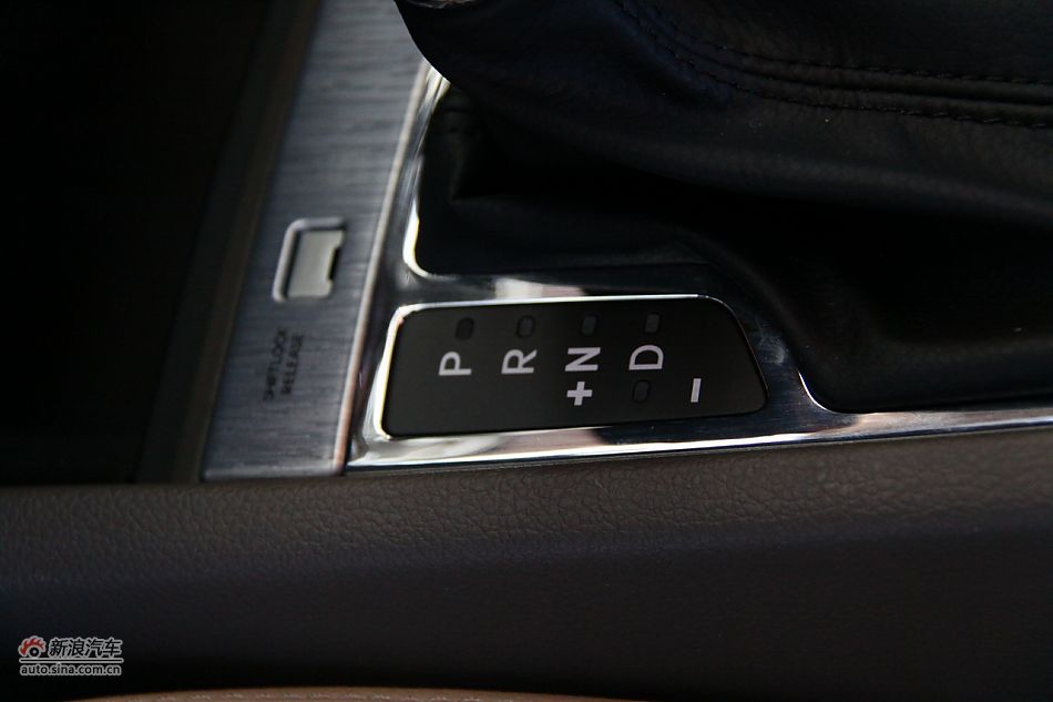 进口起亚凯尊上市现场图