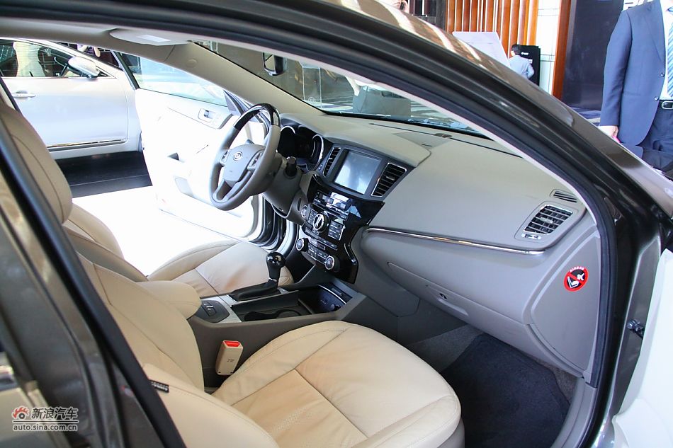 进口起亚凯尊上市现场图