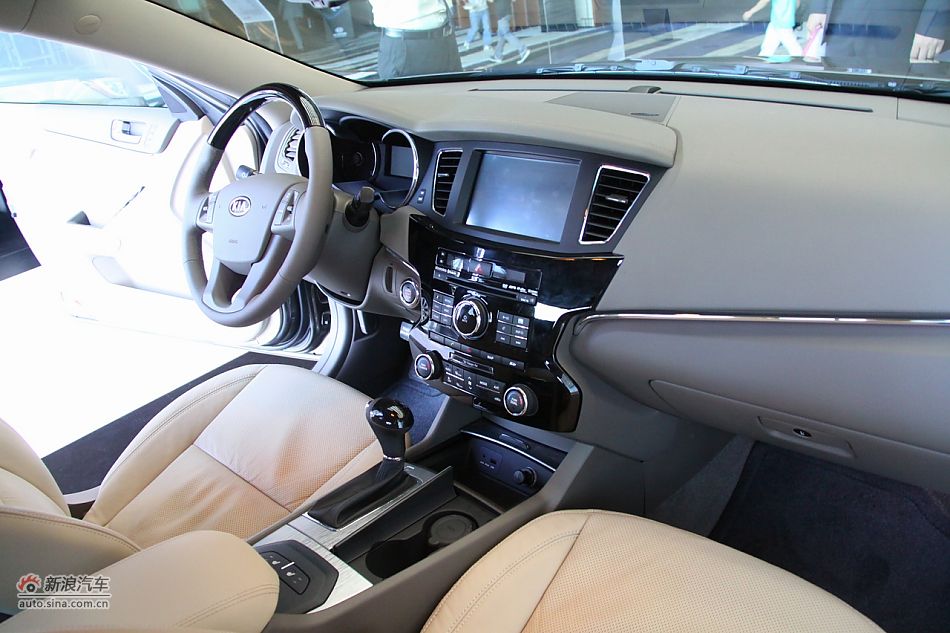 进口起亚凯尊上市现场图