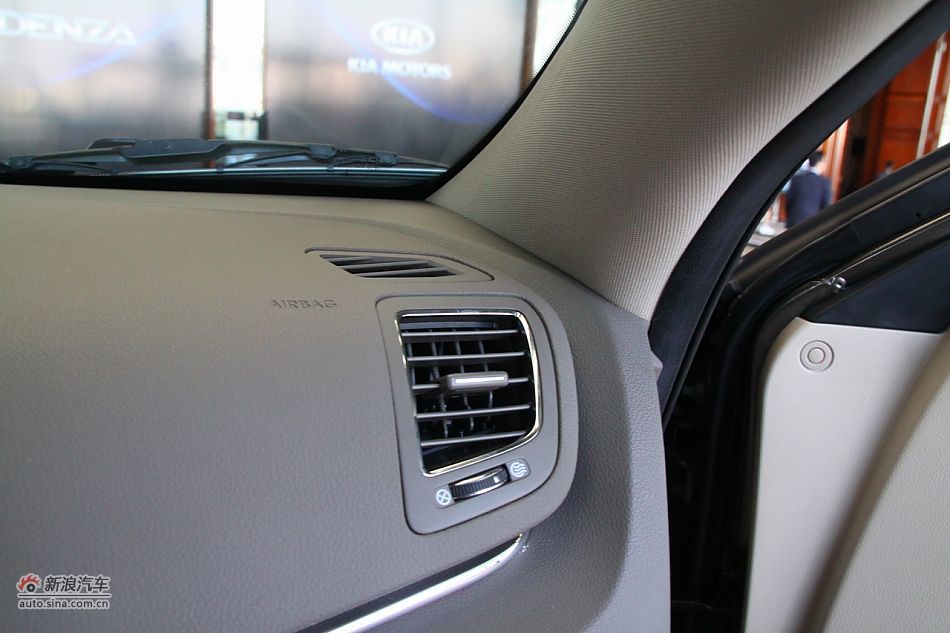 进口起亚凯尊上市现场图