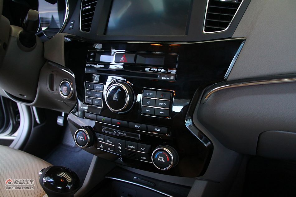 进口起亚凯尊上市现场图