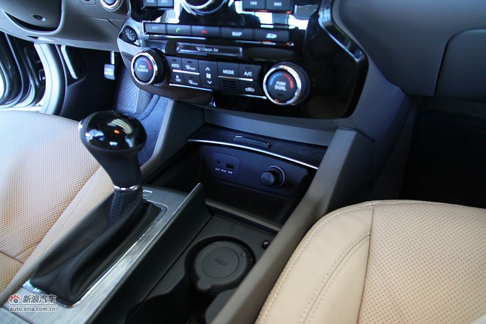 进口起亚凯尊上市现场图