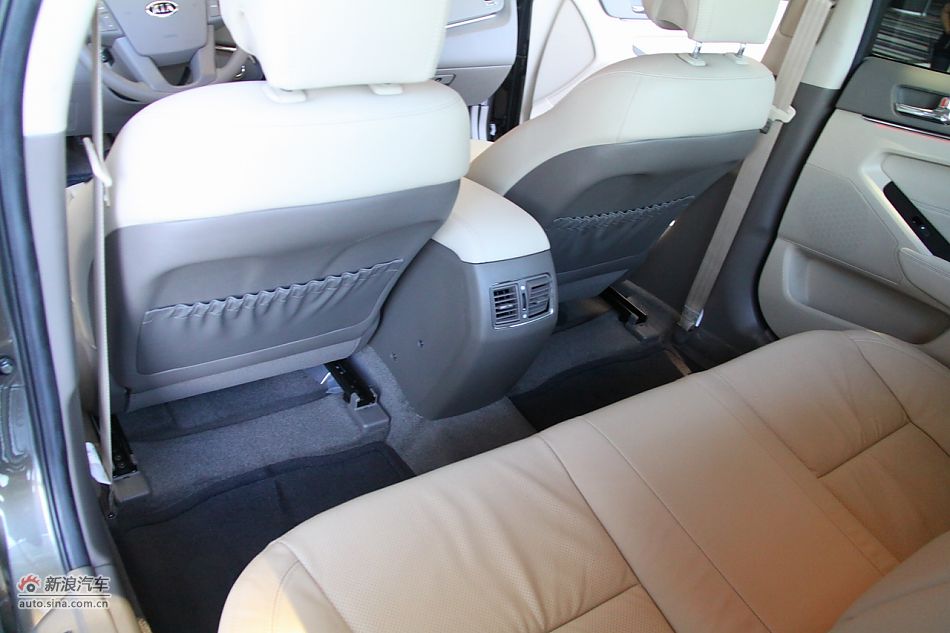 进口起亚凯尊上市现场图