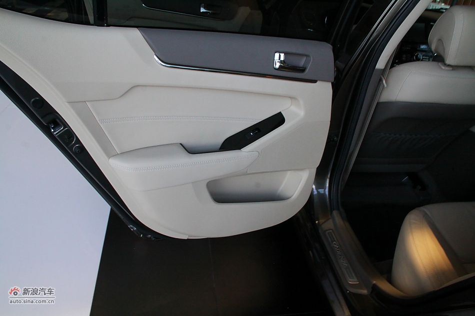 进口起亚凯尊上市现场图