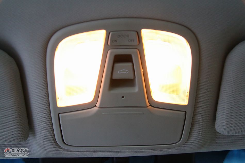 进口起亚凯尊上市现场图