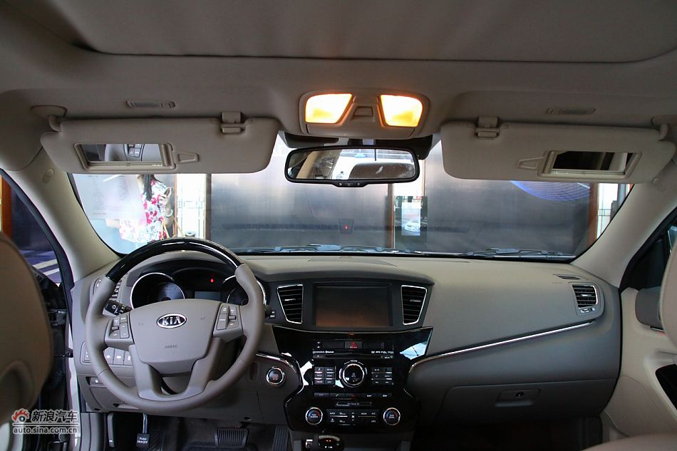 进口起亚凯尊上市现场图