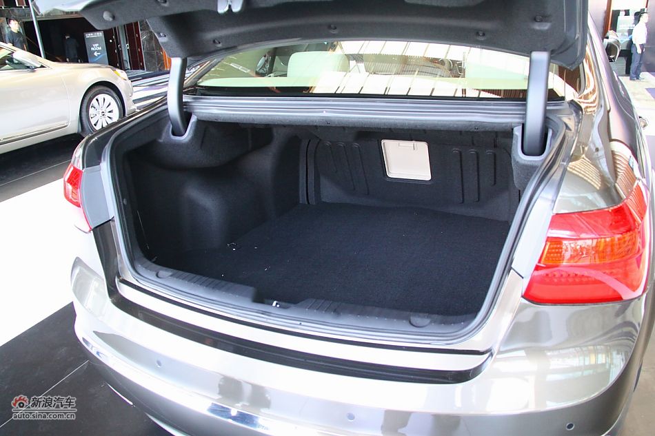 进口起亚凯尊上市现场图