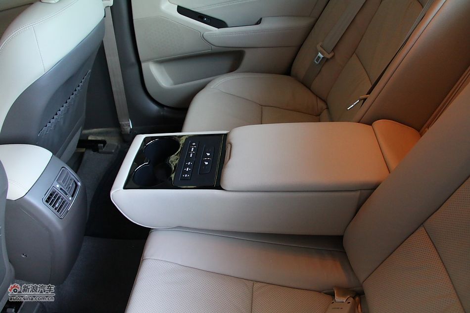 进口起亚凯尊上市现场图