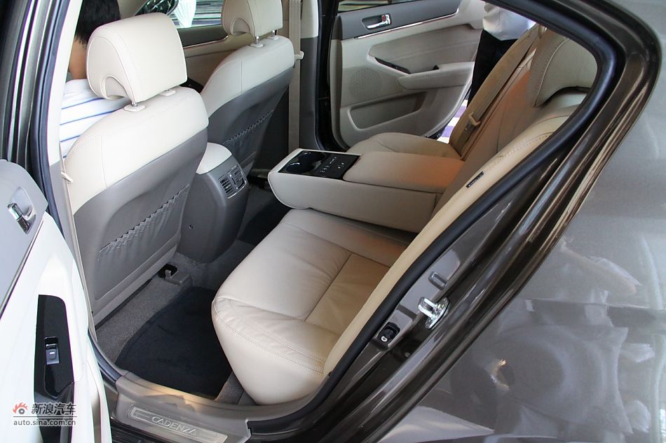 进口起亚凯尊上市现场图