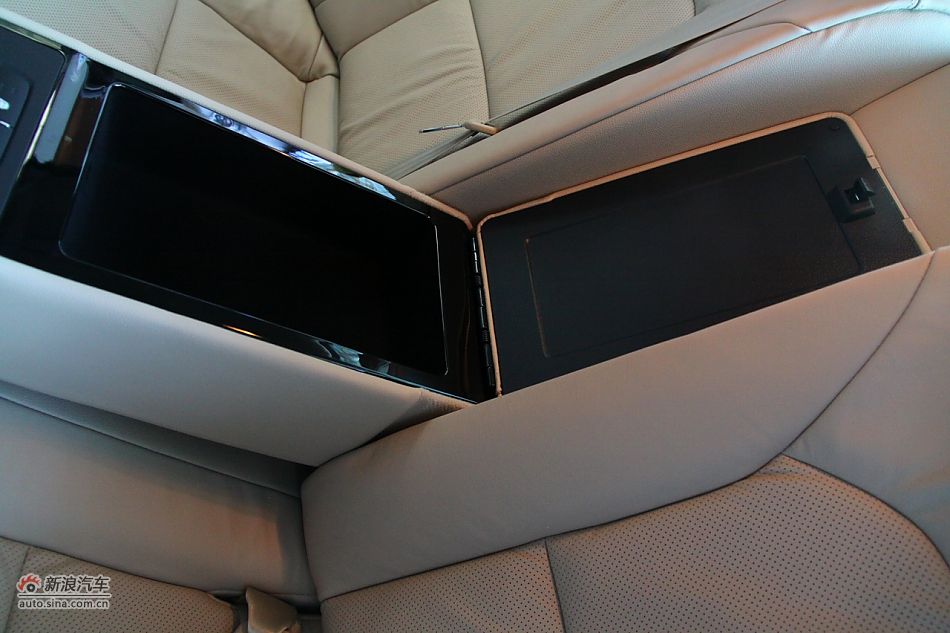 进口起亚凯尊上市现场图