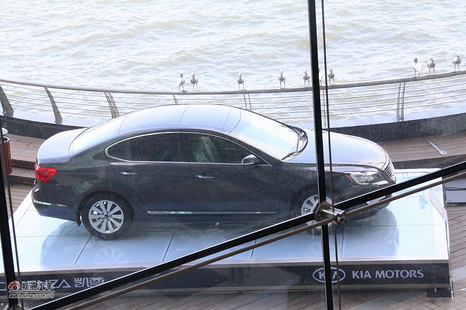 进口起亚凯尊上市现场图