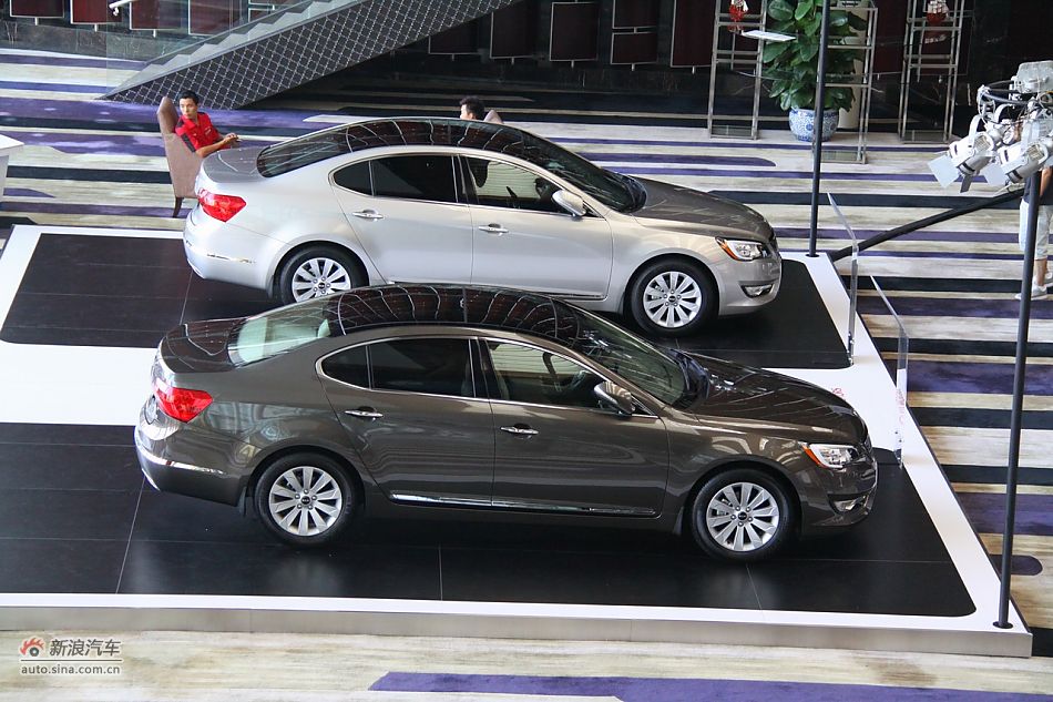 进口起亚凯尊上市现场图