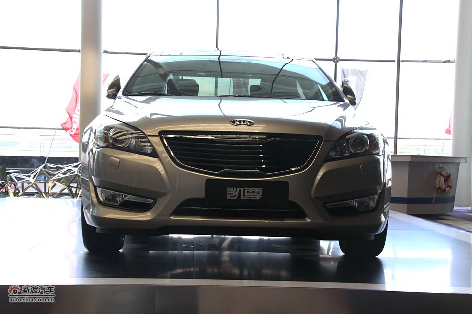 进口起亚凯尊上市现场图