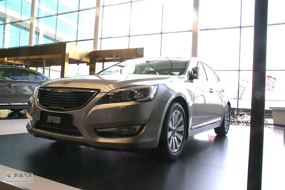 进口起亚凯尊上市现场图